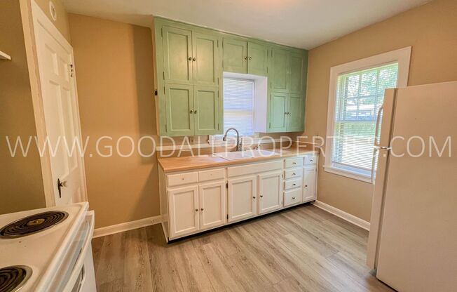 4 Bedroom Brick home in Windsor Heights cul-de-sac