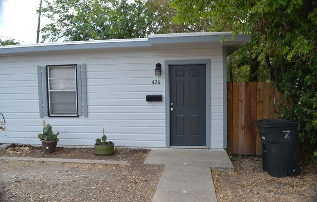 **NEWLY REMODELED DUPLEX 1 BD/ 1BTH** CALL NOW FOR DETAILS!!