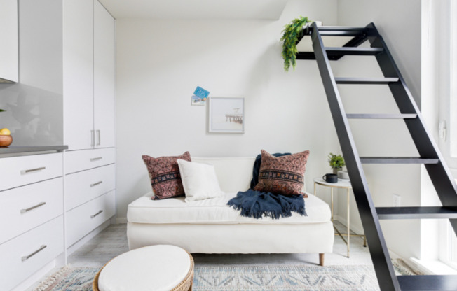 Studio, 1 bath, 190 sqft, $850, Unit 405