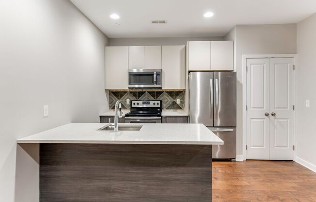 2 beds, 1 bath, 802 sqft, $1,795, Unit Unit 7