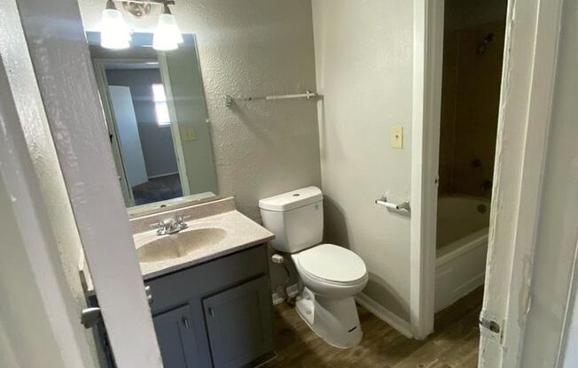 2 beds, 1 bath, 900 sqft, $1,051, Unit 16E