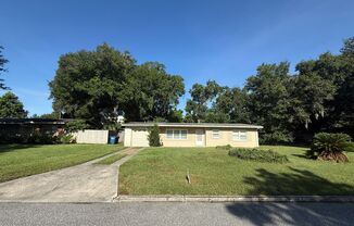Cute 2/1.5 Quaint Bungalow with Single Garage in Winter Park right off Lee Road!