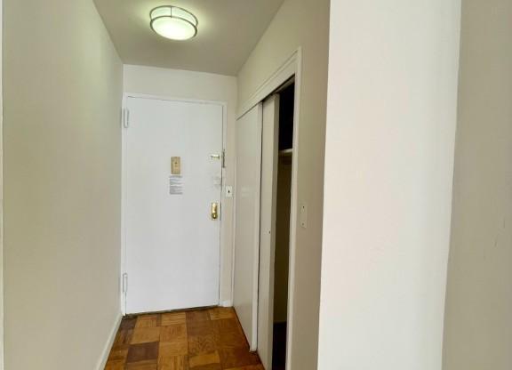 Studio, 1 bath, 350 sqft, $1,650, Unit 9E