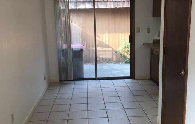 2 beds, 1 bath, 1,000 sqft, $1,100, Unit 4