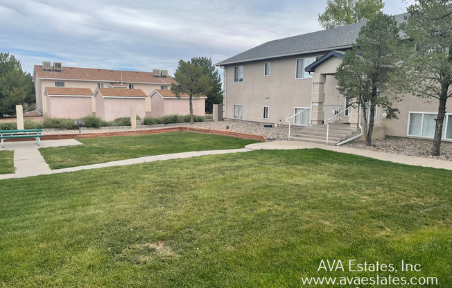 719 E LAPORTE DR