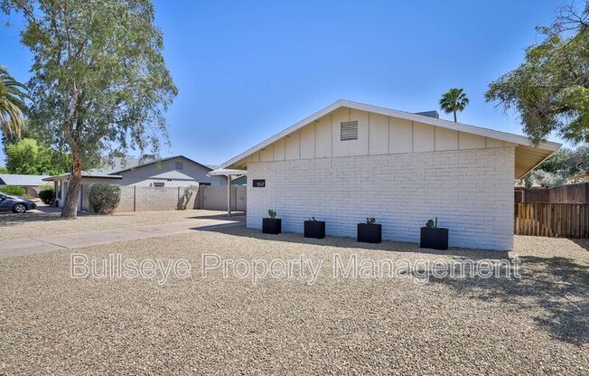 1947 E GREENWAY DR