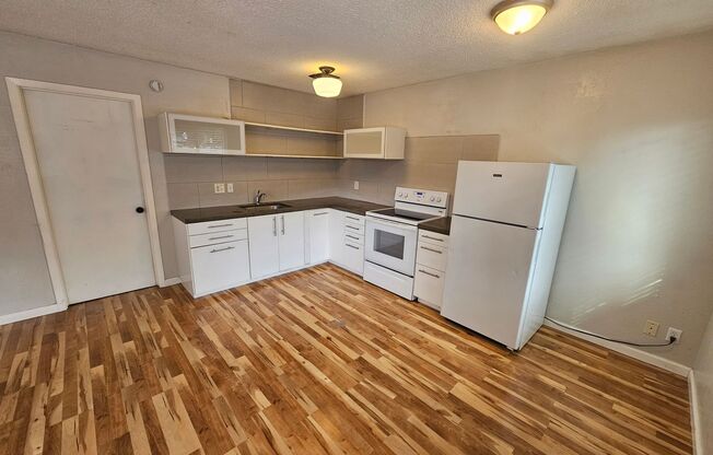 1 Bedroom 1 Bath Triplex Unit For Rent in Los Molinos!