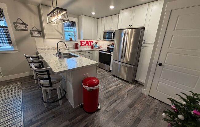 Modern 2-Bedroom Home in Quiet New Neighborhood – Fully Furnished, Pet-Friendly, Garage & More!