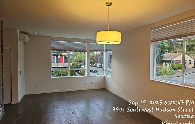 West Seattle townhome - 3 bedroom 3.5 bathroom, Roof top Patio area - Available August 1st!