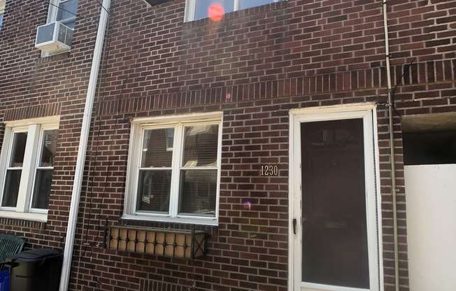 Well-maintained Passyunk Square 2 Bedroom Home! W/D! Yard!