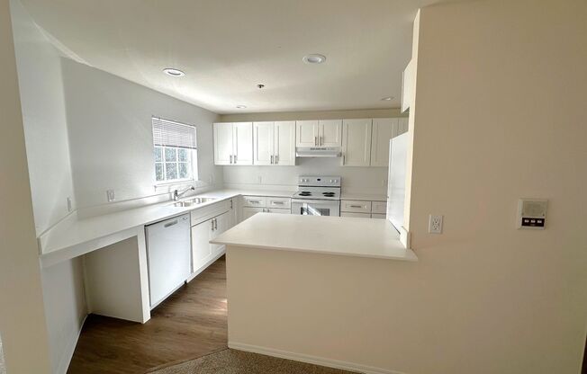 3 beds, 2.5 baths, 1,550 sqft, $3,355, Unit C 113
