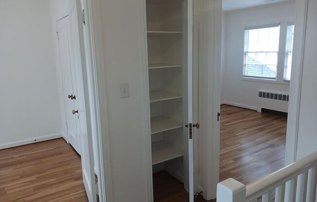 2 beds, 1 bath, 901 sqft, $1,929, Unit 22