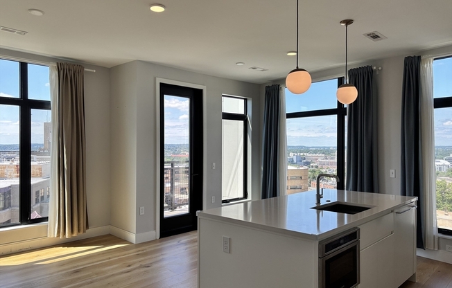 2 beds, 2 baths, 1,024 sqft, $4,000, Unit 725