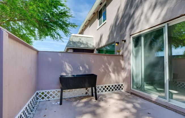 Spacious 2brm 1.5ba Condo in The Villas off Conway Rd.