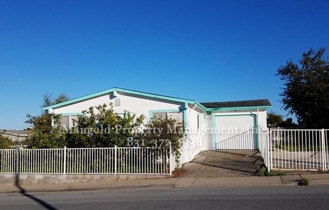 Great Home Located In Seaside Neighborhood with Fenced Back Yard!