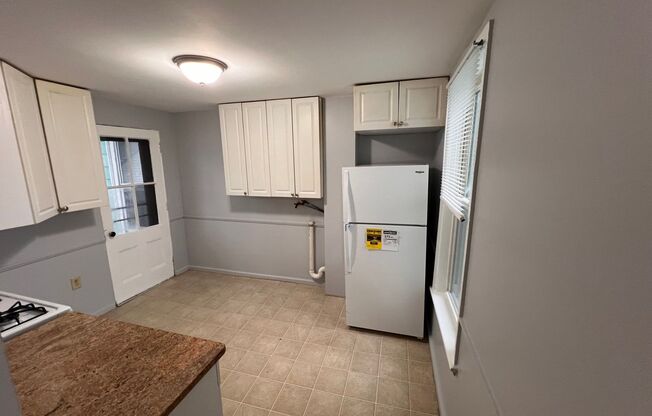 3 beds, 1 bath, $1,650, Unit 2