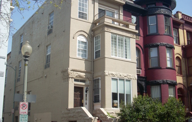 Lovely Renovated 1 Bed 1 Bath Unit in converted Rowhouse in DuPont Circle AVAILABLE NOW