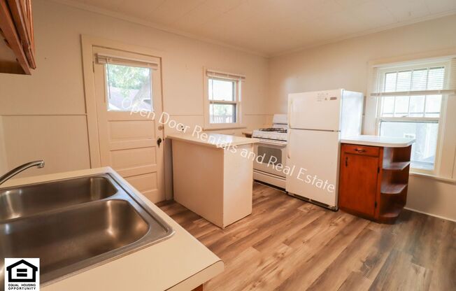 1 bed, 1 bath, 890 sqft, $795, Unit 2418 Crescent Ave - Unit 2