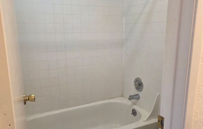 Studio, 1 bath, 375 sqft, $940, Unit 42