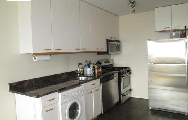 1 bed, 1 bath, 640 sqft, $4,400, Unit 27D