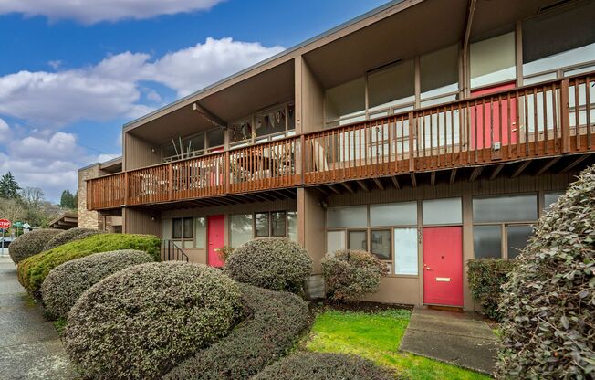 Ravenna Park Vista - Charming Urban Retreat: Spacious Studio to 2-Bedroom Homes Near Ravenna Park & University District