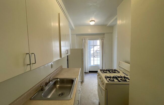 1 bed, 1 bath, 576 sqft, $1,595, Unit 14
