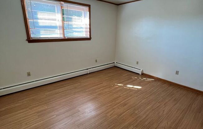 2 beds, 1 bath, 903 sqft, $1,150, Unit B-10