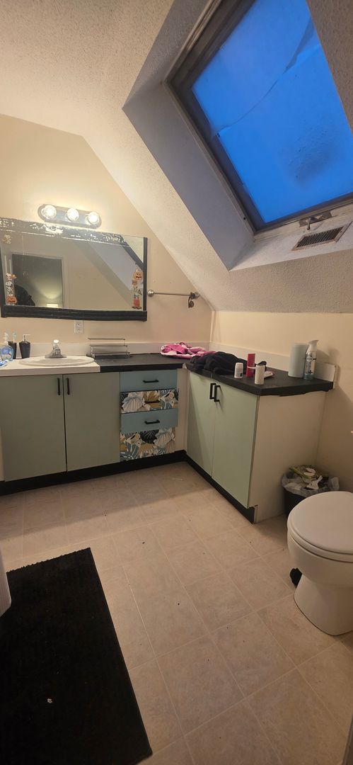 NO FEE! XL House w 2 Parking Inc, Laundry I/U -- New Hardwood Flooring, Pet Friendly, 2 Parking Spots Inc