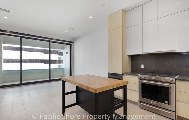 Modern 1-Bed 2-Bath Plus Den Condo in Chic Mixed Use Property, Prime Pasadena