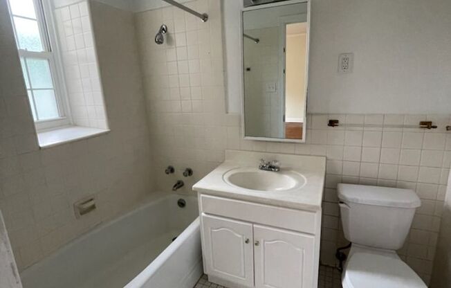 1 bed, 1 bath, 768 sqft, $1,400, Unit Royal York 810