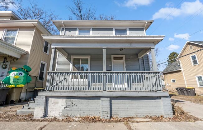 NEW LISTING! 4 BEDROOM HOME **2ND MONTH RENT FREE*