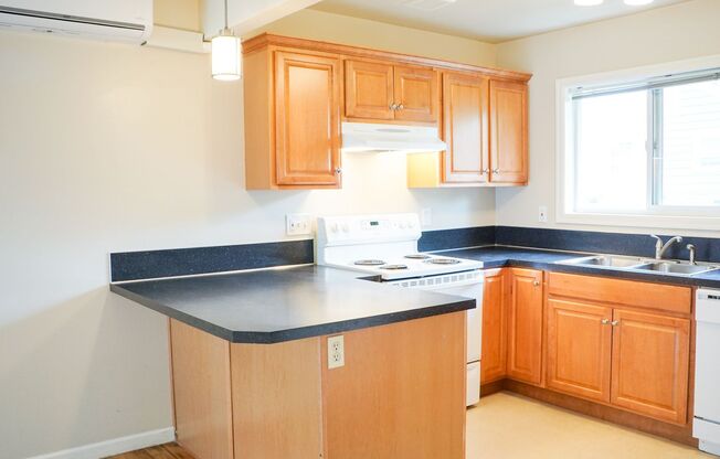 Updated Vintage 2Bed Courtyard Flat w/Hardwoods & DW by Mt. Tabor!