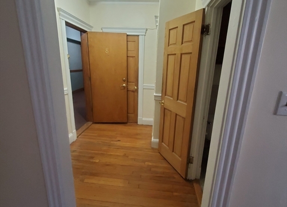 Studio, 1 bath, 400 sqft, $2,200, Unit 8