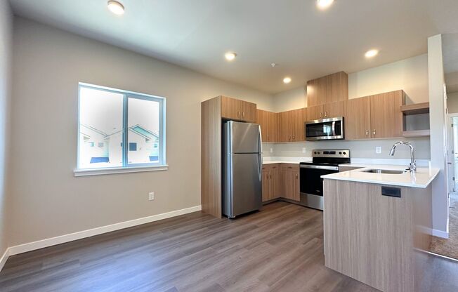 2 beds, 2 baths, 900 sqft, $1,535, Unit 4560-204
