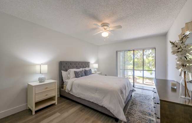 Pet-Friendly Apartments in Coconut Creek, FL – Waterview at Coconut Creek – white bedroom with a bed and a ceiling fan