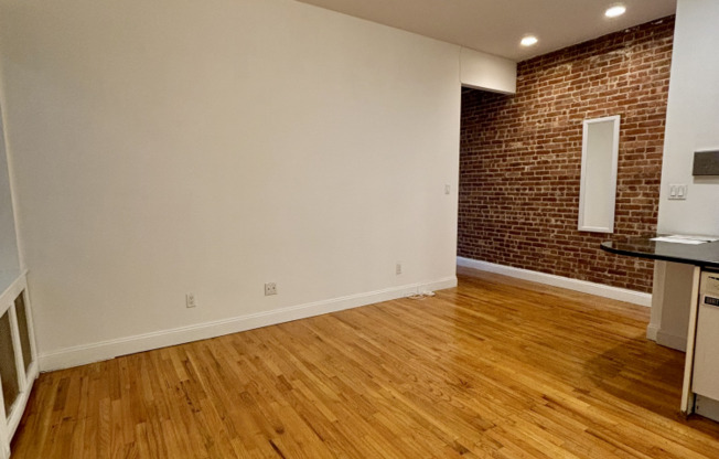 3 beds, 1 bath, $4,700, Unit 4D