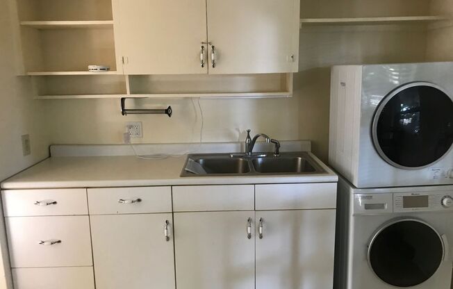 Cute 2 BR/1 BA House Available!