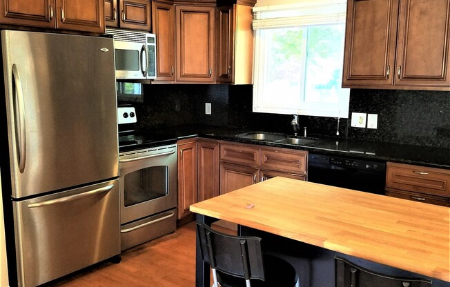 Gorgeous well maintained 4 bed house available in Clyde Hill/Bellevue downtown!