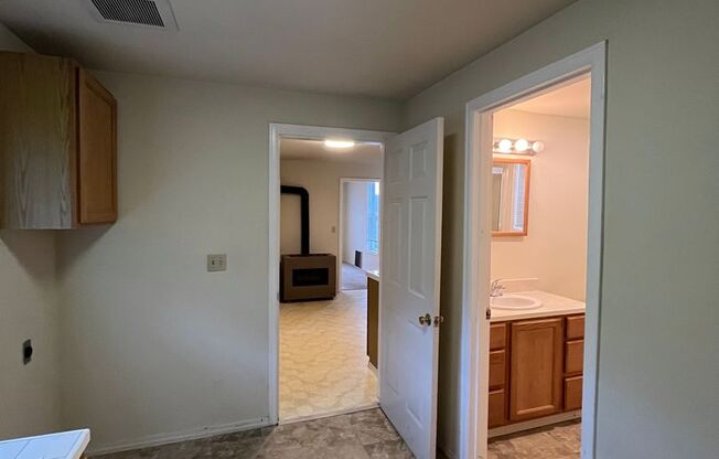 1 bed, 1 bath, $1,500, Unit 1017 1/2