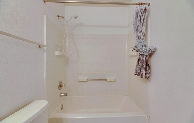 Please check out the freshly painted 2 bedroom 2.5 bath in brandon end unit