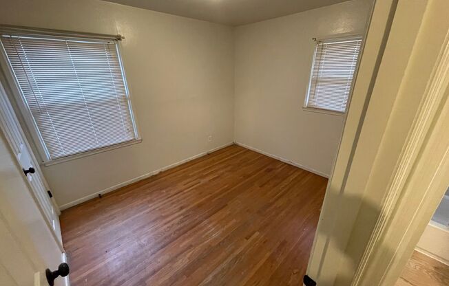 3 beds, 1 bath, $1,095