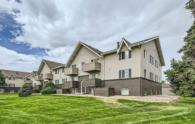 Pet-Friendly Apartments in Aurora, CO– Aurora Meadows – A large, modern apartment with a well-maintained lawn in front.