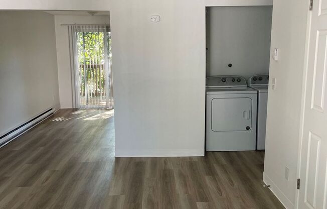 2 beds, 1 bath, 843 sqft, $1,500, Unit 033