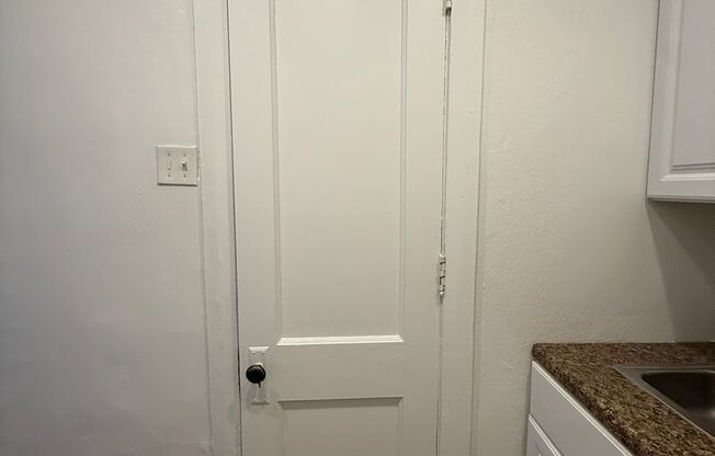 Studio, 1 bath, 295 sqft, $835, Unit Old King Edward 351
