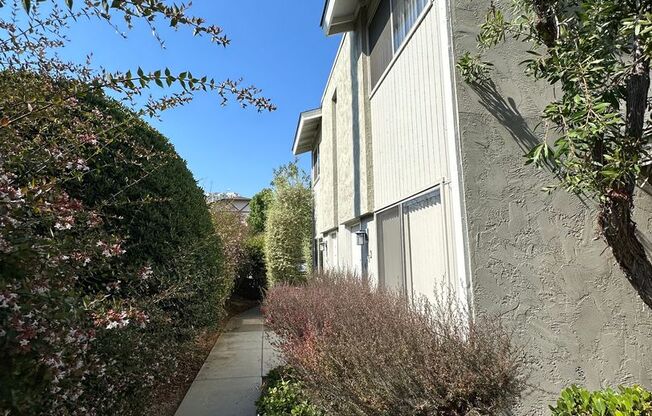 LA JOLLA 2 BED / 1 BATH WITH PRIVATE PATIO & PARKING
