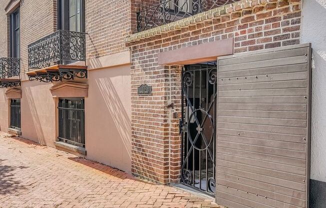 Renovated 2 Bedroom Carriage house off Lafayette Square