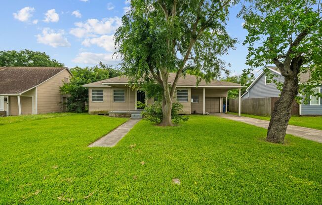 Cozy 3 Bedroom, 1 Bath Home - Spacious Living with Classic Charm