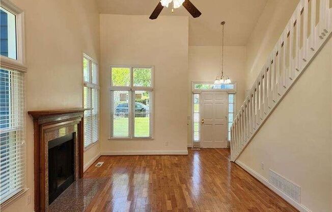 Renter's Dream - Open Floorplan 4 bedroom in Kennesaw