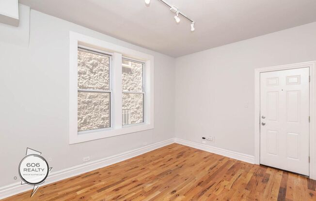 Beautiful spacious apartment in Humboldt Park!