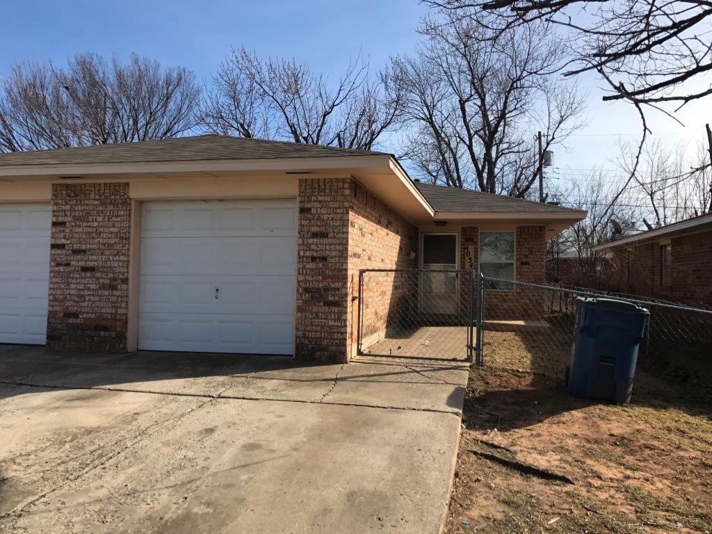 2 bed, 1 bath duplex with a 1 car garage for rent in Midwest City near Douglas and NE 10th!